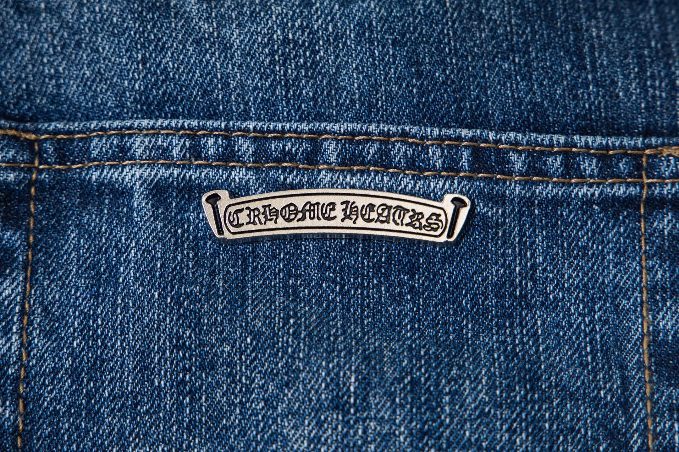 P240 Chrome Hearts 2025 New Bamboo Pink Cross Patch Leather Couple Washed Jeans This season’s hot item is sought after by countless celebrities and fashionistas. The neat details of the cutting process add color to the playful fashion! The neat and meticulous design, and the well-fitting structure is unique. The upper body not only has outstanding recognition, but also looks younger and younger. A style with the ultimate wearing meaning and performance, gorgeous color matching, and the craftsmanship of this style is also extremely extraordinary. After the finished product is washed, it is disassembled and hand-made with sheepskin cross leather and then spliced ​​together to complete. The whole piece has too many craftsmanship to describe. It is decorated with patchwork cross flowers and high-waisted washed jeans! ! Absolutely high-end luxury product, a god-level single product, a super popular product, made by top heavy industry, a magic weapon that cannot be missed. Style number: 1869# Size: 28 30 32 34 36 Color: blue
